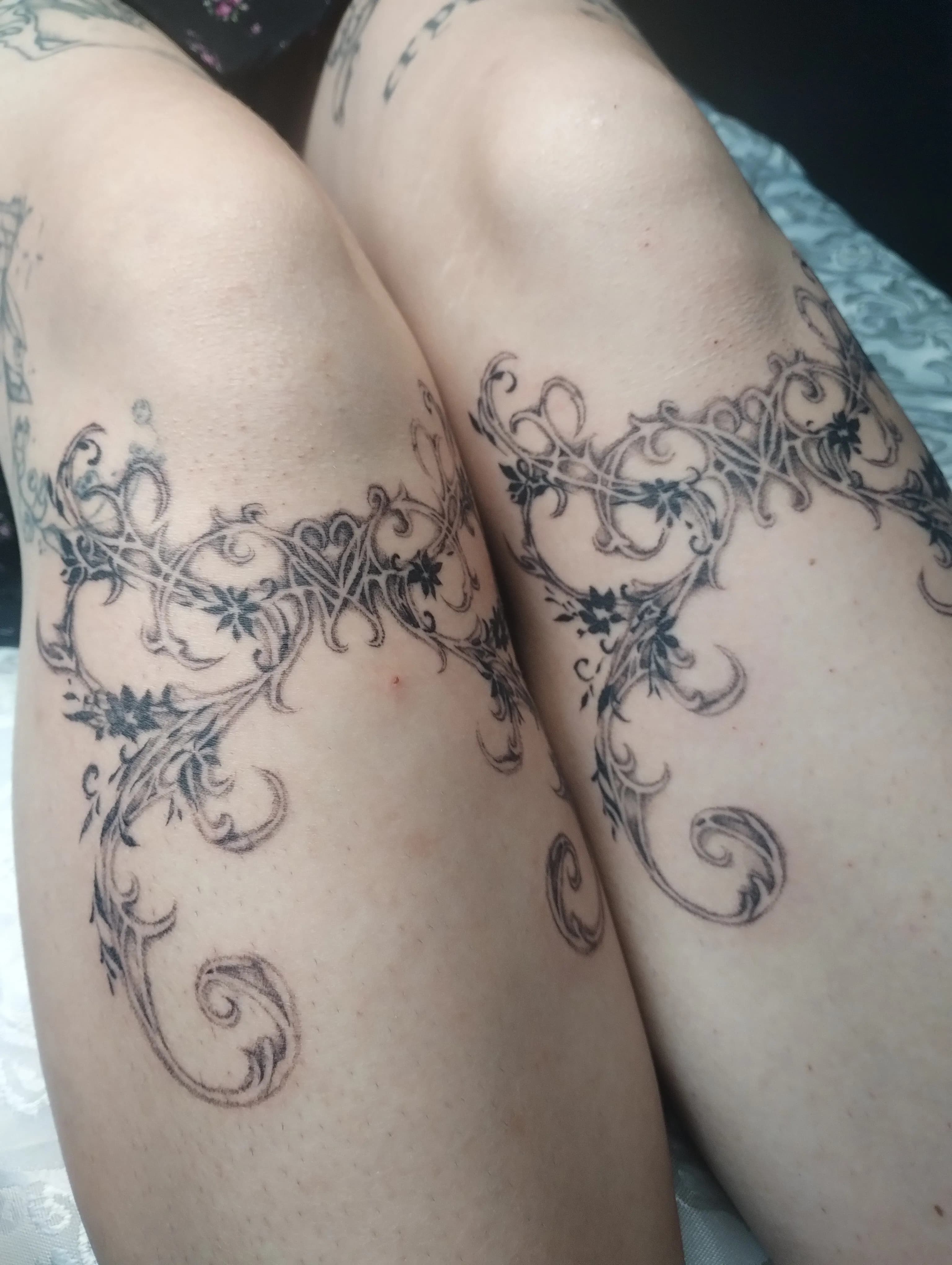 lace ornamental knees